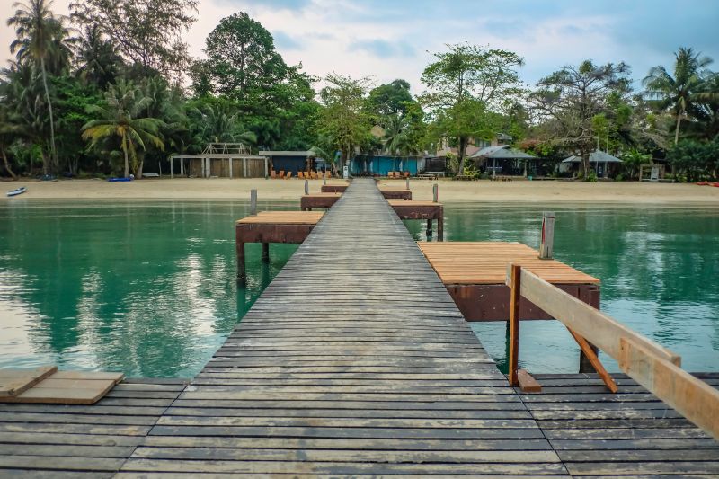 Local Dock Rebuilding pros at work